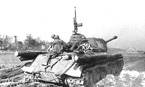 ИС-2 (оборудованный зенитной турелью) и ИСУ-152 в наступлении. Пехотный десант прикрывается башней, чтобы не быть задетым дульными газами при стрельбе из орудия. Венгрия, март 1945 года.