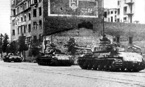 Колонна тяжелых танков ИС-2 из состава 27-го отдельного гвардейского танкового полка в центре Выборга. На ближнем плане танк с тактическим номером "313" и двумя звездами по периметру башни. 1-й Прибалтийский фронт. Июнь 1944 года.