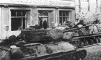 Танки Т-34-85 и САУ ИСУ-122 8-го гвардейского танкового корпуса в ходе боев за город Данциг. На башнях и рубках бронекорпуса виден знак соединения, под которым наносился код бригады или полка. Март 1945 г.
