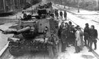 Экипажи ИСУ-122 в предместьях Берлина ждут дальнейших приказов на наступление. Апрель 1945 года.