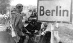 Красноармеец приветствует русскую девушку возвращающуюся из немецкого рабства. На заднем плане стоит ИСУ-122. Предместья Берлина, Май 1945 год.