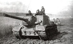 Тяжёлая самоходно-артиллерийская установка ИСУ-122 проходит по одному из немецких городов. Весна 1945 года.