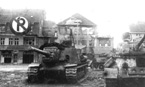ИСУ-122 и Т-34-85 на улице немецкого городка. На стволе орудия ИСУ-122 видны белые кольца свидетельствующие о многочисленных победах в боях с противником. 1945 год.