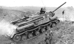 ИСУ-122 оставались на службе в Польской армии до конца 1960-х годов. На фото САУ во время полевых учении преодолевает противотанковый ров по фашинам.