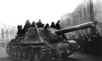 ИСУ-152 из состава 11-й гвардейской тяжелой танковой бригады проходит по освобождённому польскому городу Лодзь. 1-ый Белорусский фронт, 8-я гвардейская армия, 19 января 1945 года.