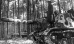 ИСУ-152 5-й Гвардейской Танковой Армии. На передней машине - гвардии старшина, старший механик-водитель И.П.Заяц. Машины имеют различный деформирующий камуфляж. На дальней САУ тактический номер «175». Восточная Пруссия, 2-й Белорусский фронт, 5-я ТА. Январь 1945 г.