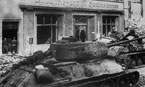 Советские танки и САУ на улицах Кенигсберга: на переднем плане Т-34-85, на заднем ИСУ-152. 3-й Белорусский фронт, апрель 1945 года. На башне танка виден номер 805 и тактическое обозначением, предположительно принадлежащее 2-й гвардейской танковой бригаде.