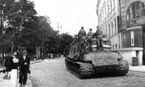 ИСУ-152 в освобождённом Львове. Западная Украина, 27 июля 1944 года. ИСУ-152 предположительно из состава 368-ого гвардейского тяжёлого самоходно-артиллерийского полка, либо 374-ого Гв.ТСАП, которые во время Львовско-Сандомирской операции поддерживали 4 танковую Армию.
