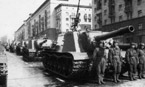 На улице Горького – тяжёлые САУ ИСУ-152. Москва, 1 мая 1947 года.