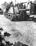 ИСУ-152 из состава 333-го гвардейского самоходно-артиллерийского полка входят в освобожденный Полоцк. 1-й Прибалтийский фронт, 6-я гвардейская армия, июль 1944 года.