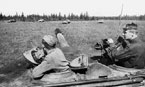 ИСУ-152 333-го гвардейского самоходно-артиллерийского полка атакуют немецкие позиции в районе Полоцка. 1-й Прибалтийский фронт, июль 1944 года. На крыше САУ виден гаечный ключ для регулировки натяжения гусениц.
