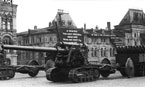 Артиллерийские тягачи "Коминтерн" буксируют 152-мм пушки Бр-2 с передками раннего типа. Москва, Красная площадь, 7 ноября 1938 года.
