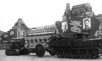 Артиллерийские тягачи "Коминтерн" буксируют 203-мм гаубицы Б-4 с передками раннего типа. Москва, Красная площадь, 7 ноября 1938 года.