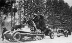 Тягач «Комсомолец» с 45-мм противотанковой пушкой меняет огневую позицию. Западный фронт, ноябрь 1941 года.