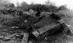 Немецкая импровизированная САУ - 37-мм пушка Pak 35/36 на базе тягача "Комсомолец". Окрашена в серый цвет, на увеличенных щитах рубки и корпусе нанесены белые кресты. Киевское направление, село Смоляк, 1943 г.