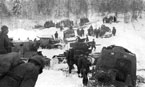 Танки Т-26 и артиллерийские тягачи "Комсомолец» выдвигаются на рубеж атаки. Полоса 8-й армии, 2 декабря 1939 года.