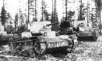 Танки Т-26 и бронированные тягачи "Комсомолец" 35-й танковой бригады выдвигаются к линии фронта. Февраль 1940 года.
