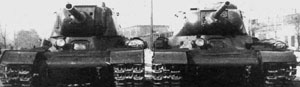 "Наследники" КВ-13 - танки ИС "образец №1" (объект 233) справа и ИС "образец №2" (объект 234) слева во дворе ЧКЗ. Челябинск, весна 1943 г.