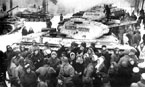 Делегация колхозников Московской области передает бойцам Красной Армии танковую колонну «Московский колхозник» (танки KB-1С). Декабрь 1942 года.