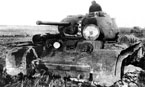 Испытание одного из первых образцов танка КВ-1С.  Обратите внимание на грязевые щитки на передней части крыльев, не встречающиеся на серийных танках. Район Челябинска, август 1942 года.
