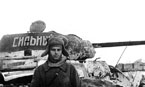 Младший лейтенант В. Василенко у своего танка KB-1С «Сильный» из состава 14-го гвардейского танкового полка прорыва. Донской фронт, декабрь 1942 года.