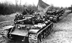 Колонна танков КВ-1С 6-го гвардейского танкового полка прорыва перед маршем в район боевых действий. Апрель 1943 года.