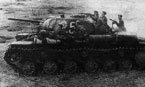 Танк КВ-1С 6-го Гвардейского танкового полка прорыва с пехотой на броне в атаке. Апрель 1943 года.