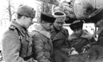 Офицеры 68-ой отдельной Калинковичской танковой бригады получают инструкции от командира бригады полковника Г. A. Тимченко (в центре). В Январе 1944 года бригада поддерживала 61-ую армию в Мозырьской операции и освобождала Калинковичи, откуда и получила свое почетное название. Январь 1944 года.