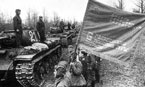 Колонна танков КВ-1С 6-го Гвардейского танкового полка прорыва под командованием полковника Каневского на вручении Гвардейского знамени. 25 апреля 1943 г.
