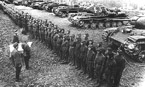 Личный состав 6-го гвардейского танкового полка прорыва готовится к предстоящим боевым действиям. Заместитель командира полка гвардии подполковник Г.И. Закалюкин зачитывает личному составу первомайский приказ. Северо-Кавказский фронт, май 1943 года.