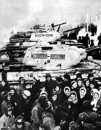 Делегация колхозников Московской области передает бойцам Красной Армии танковую колонну «Московский колхозник» (танки KB-1С). Декабрь 1942 года.