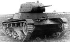 Танк ОТ-134 во время испытаний на НИБТ полигоне в Кубинке. Лето 1940 года. Хорошо виден брандспойт огнемета в верхнем листе корпуса. Перед отправкой на фронт в январе 1940 года танк был заэкранирован 30-мм бронелистами, но перед проведением испытаний дополнительная броня с корпуса была снята и оставлена толь-ко на башне.