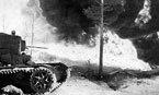 Огнемётный танк ОТ-130 210-го отдельного химического батальона производит огнеметание. Карельский перешеек, февраль 1940 года.