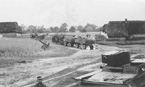Брошенные Красной Армией при отступлении Т-37 (на переднем плане), 122-мм пушка-гаубица А-19 и транспортные тракторы СТЗ-5.