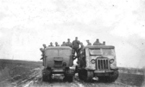 Немцы позируют для военного корреспондента. На снимке практически "братья-близнецы" немецкий тягач RSO и русский транспортный трактор СТЗ-5.