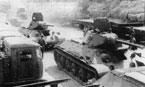 Это была одна из последних партий танков, собранных на СТЗ до того, как он стал ареной битвы. Машины вдали являются Т-34 образца 1941-42 гг. с измененной сварной башней. Машины в стороне — артиллерийские тягачи СТЗ-5. Этот снимок был сделан в августе 1942 года.