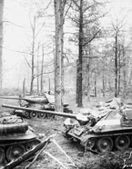 Танки Т-34-85 1-й гвардейской танковой армии при поддержке СУ-100 ведут бой на окраине Берлина, 30 апреля 1945 года.