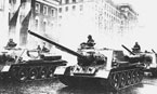 СУ-100 на ул.Горького перед парадом. Москва, 7 ноября 1948 года. У этих машин командирские башенки с двухстворчатыми люками.