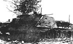 СУ-122 уничтоженная попаданием снаряда с кормы в силовое отделение. Внутренний взрыв согнул 20-мм крышу. Экипаж погиб.