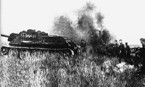 СУ-122 "Фрунзе" поддерживает атаку пехоты. Брянский фронт, 1943 г.