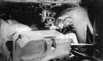 Интерьер самоходной установки СУ-152. На переднем плане массивная казённая часть 152-мм пушки-гаубицы МЛ-20 с открытым поршневым затвором. За ней на своём рабочем месте, - командир машины, перед открытым посадочным люком которого установлена панорама ПТК-4. Курская дуга, 6 июля 1943 года.