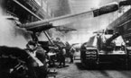 Сборка самоходных установок СУ-152 в цеху Челябинского Кировского завода. 1943 год.
