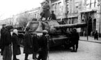 СУ-152 из состава 1824-го тяжёлого самоходно-артиллерийского полка на одной из улиц Симферополя. 13 апреля 1944 года.