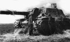 Тяжёлая самоходная установка СУ-152 подбитая и захваченная немцами в ходе боёв на р.Миус. В лобовой броне рубки видны многочисленные попадания снарядов крупных калибров. Август 1943 года.