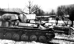 СУ-76М меняет огневую позицию. 4-й Украинский фронт, Карпаты, февраль 1945 года. Машина имеет зимнюю (белую) окраску.