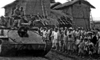 Китайский народ встречает воинов-освободителей. На переднем плане СУ-76М. 1-й Дальневосточный фронт, август-сентябрь 1945 года.