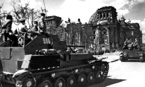 Дивизион самоходных орудий СУ-76М выдвигается для участия в совместном параде войск Антигитлеровской коалиции по поводу 1-й годовщины победы над нацистской Германией. На САУ видны элементы «парадной» раскраски. Берлин, 9 мая 1946 года.