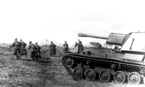 Стрелковый взвод гв. лейтенанта П. Симакова под прикрытием самоходной установки СУ-76М атакует "противника". Приморский военный округ, Порт-Артур, апрель 1948 года.