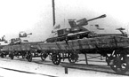 Самоходные орудия СУ-76 самых первых выпусков на станции Сортировочная Казанской железной дороги (с полностью бронированным боевым отделением) отправляются на фронт. Вскоре они составят материальную часть 1448-го самоходно-артиллерийского полка Северо-Кавказского фронта. Советско-германский фронт, март 1943 года.
