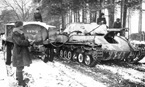Заправка самоходного орудия СУ-76М. Регистрационный номер самоходки – «312439». СУ-76М принадлежит 4-й батарее 2-го дивизиона 8-й самоходно-артиллерийской бригады. Белорусский фронт, февраль 1944 года.